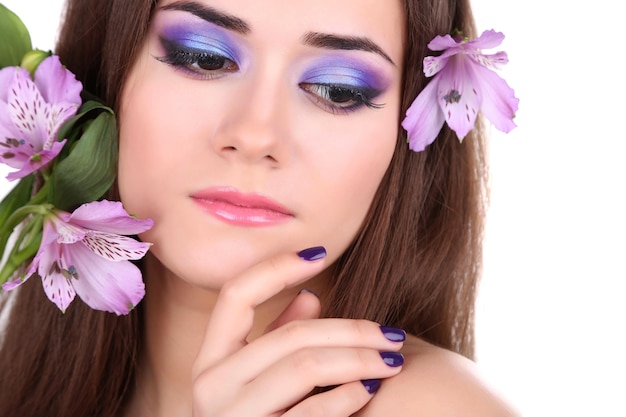 Hermosa mujer joven con flores aislado en blanco