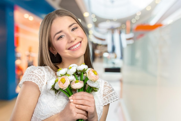 Hermosa mujer joven con flores