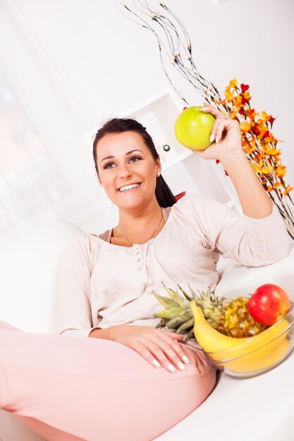 Foto hermosa mujer joven con frutas.