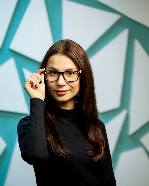 Hermosa mujer joven con gafas.