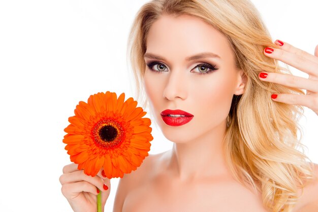 Hermosa mujer joven con gerbera aislado en espacio en blanco