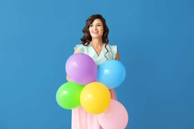 Hermosa mujer joven con globos