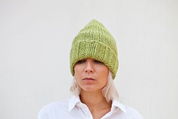 Hermosa mujer joven en gorro verde cálido