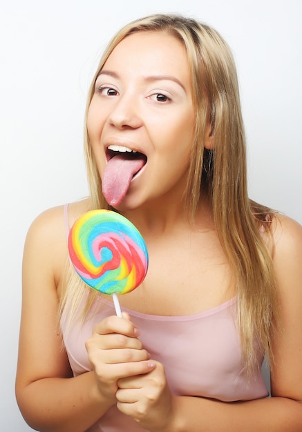 Foto hermosa mujer joven con gran paleta de colores