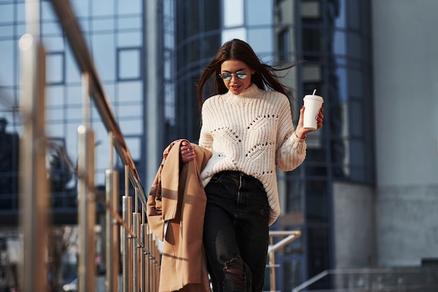 Hermosa mujer Joven hermosa en ropa de abrigo caminar en la ciudad en su tiempo de los fines de semana