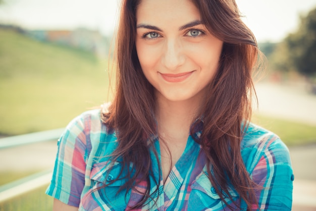 Foto hermosa mujer joven inconformista