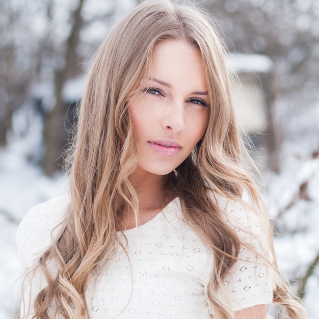 Hermosa mujer joven en el invierno al aire libre