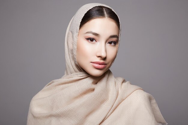 hermosa mujer joven islámica chica de belleza en hijab