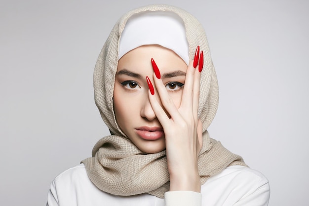 hermosa mujer joven islámica con largas uñas belleza chica en hijab