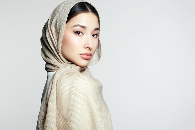 hermosa mujer joven islámica con maquillaje belleza chica en hijab