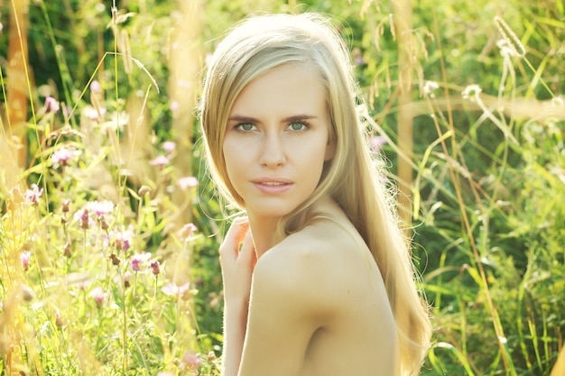 Hermosa mujer joven en el jardín de verano