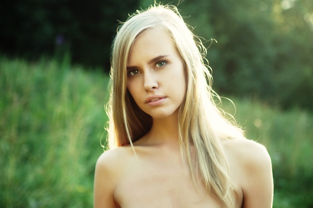 Hermosa mujer joven en el jardín de verano