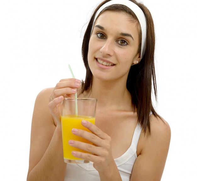 Hermosa mujer joven con jugo de naranja