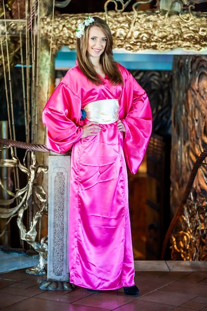 Foto hermosa mujer joven en kimono oriental tradicional vestido con motivo de la celebración del año nuevo chino