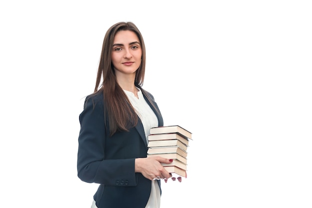 Hermosa mujer joven con libros aislados en blanco