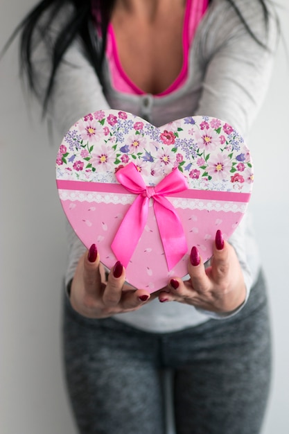 Foto hermosa mujer joven linda con caja de regalo.