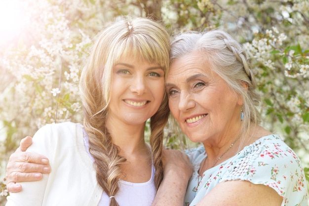 Hermosa mujer joven con madre