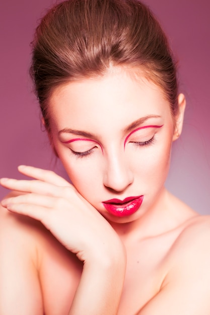 Hermosa mujer joven con maquillaje creativo