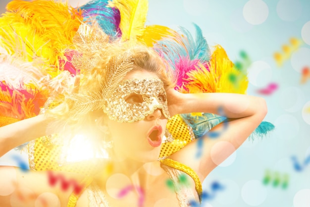 Hermosa mujer joven en máscara de carnaval