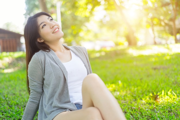 hermosa mujer joven mirando a cámara con sonrisa alegre y encantadora