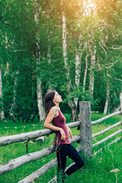 Foto hermosa mujer joven en la naturaleza en verano