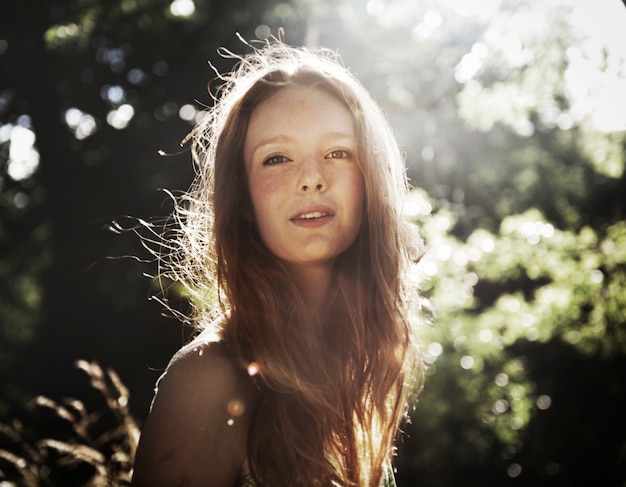 Hermosa mujer joven en la naturaleza