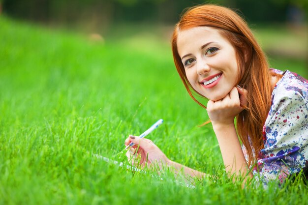 Hermosa mujer joven con nota al aire libre