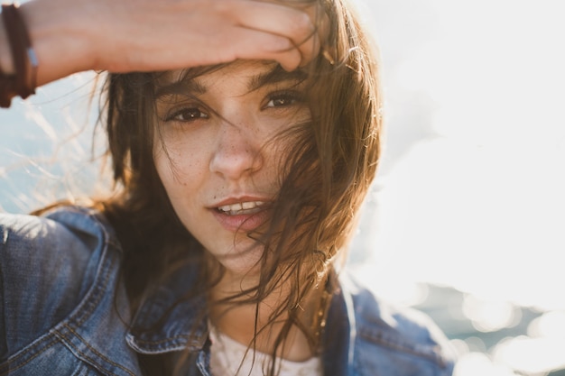 Hermosa mujer joven en el océano