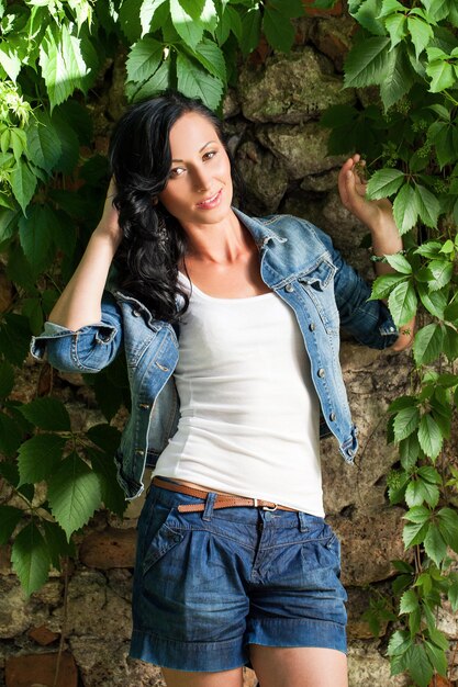 Foto una hermosa mujer joven en un parque