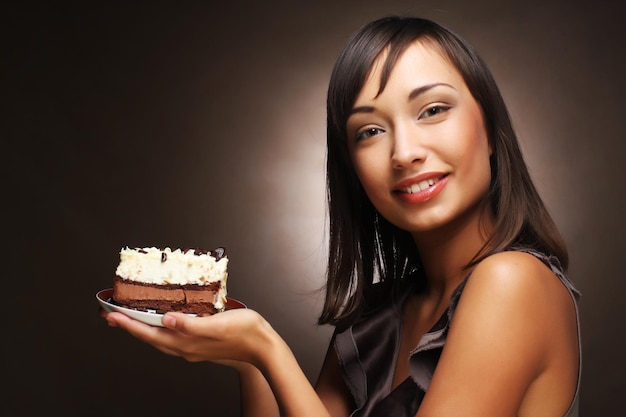 Hermosa mujer joven con un pastel