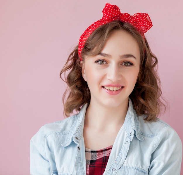 Hermosa mujer joven con peinado y maquillaje pin-up