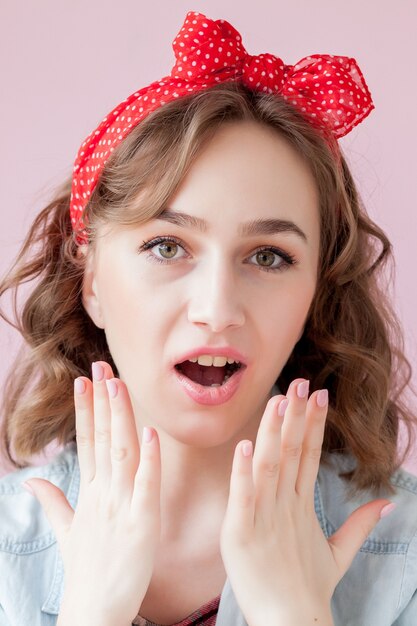 Hermosa mujer joven con peinado y maquillaje pinup