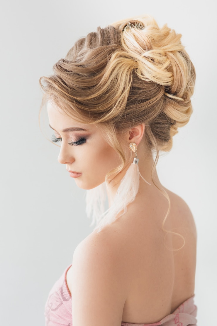 Foto hermosa mujer joven con un peinado de moda