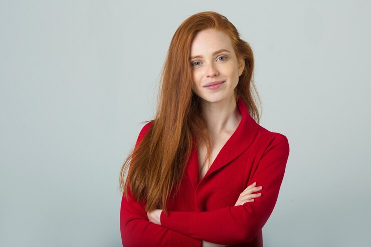 hermosa mujer joven con pelo rojo en chaqueta roja