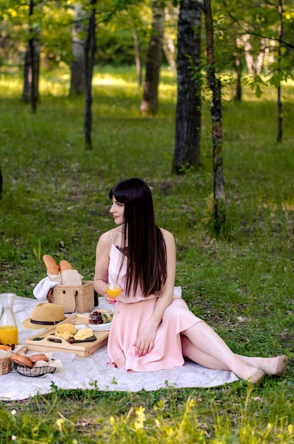 Hermosa mujer joven en un picnic
