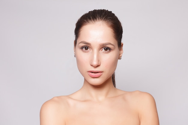 Foto hermosa mujer joven con piel limpia y fresca de cerca. rostro de cuidado de la piel. cosmetología, belleza y spa. chica se lava la cara. retrato de belleza. piel fresca perfecta. belleza pura. concepto de juventud y cuidado de la piel