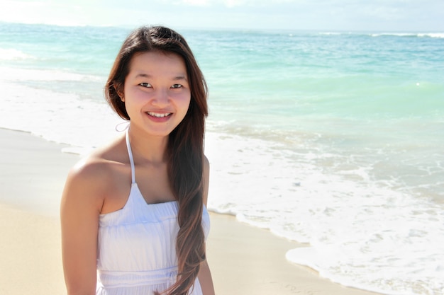 Hermosa mujer joven en la playa