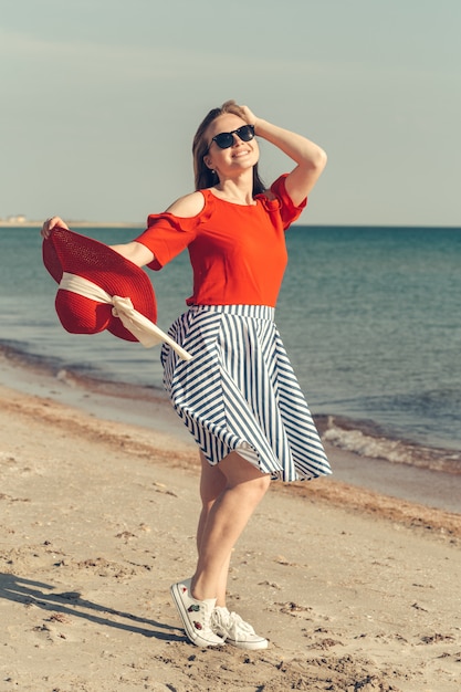 Hermosa mujer joven en la playa