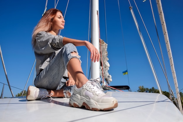 Hermosa mujer joven posando en el yate.