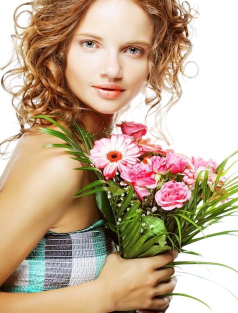 Hermosa mujer joven con ramo de flores