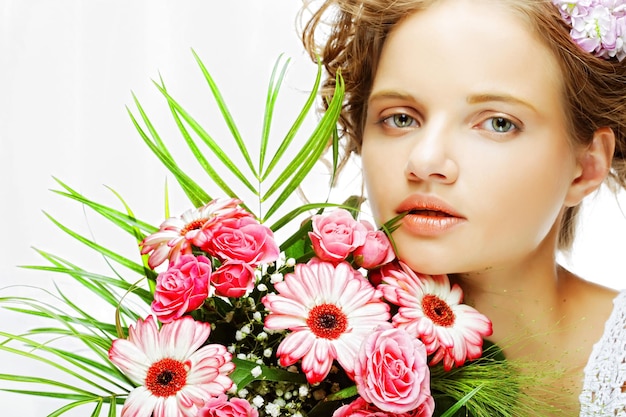 Hermosa mujer joven con ramo de flores