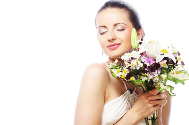 Hermosa mujer joven con ramo de flores