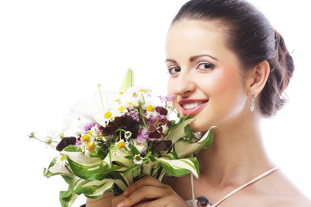 Hermosa mujer joven con ramo de flores