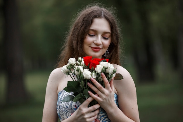 Hermosa mujer joven con un ramo de flores