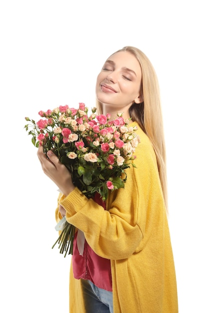 Hermosa mujer joven con ramo de rosas sobre fondo blanco.