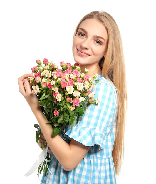 Hermosa mujer joven con ramo de rosas sobre fondo blanco.