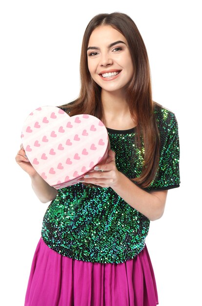 Hermosa mujer joven con regalo para el día de San Valentín sobre fondo blanco.