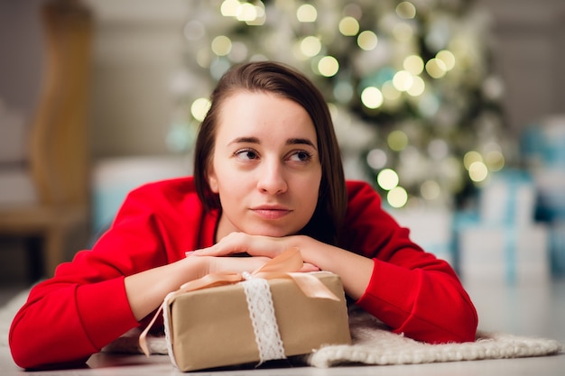 Hermosa mujer joven con un regalo de Navidad