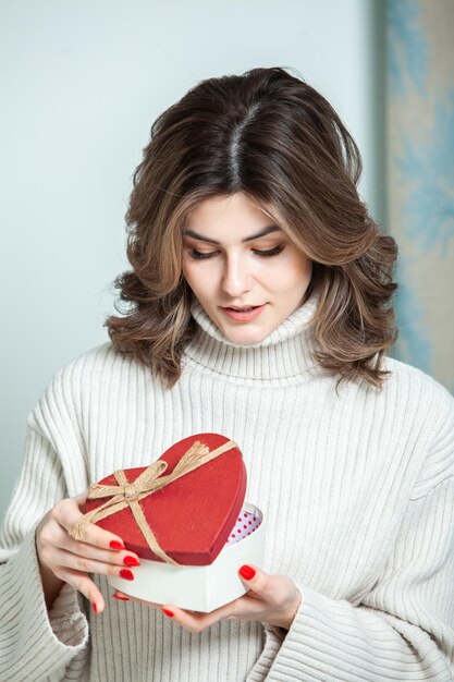 Hermosa mujer joven con regalos