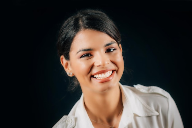 Hermosa Mujer Joven Riendo Expresando Emociones Positivas